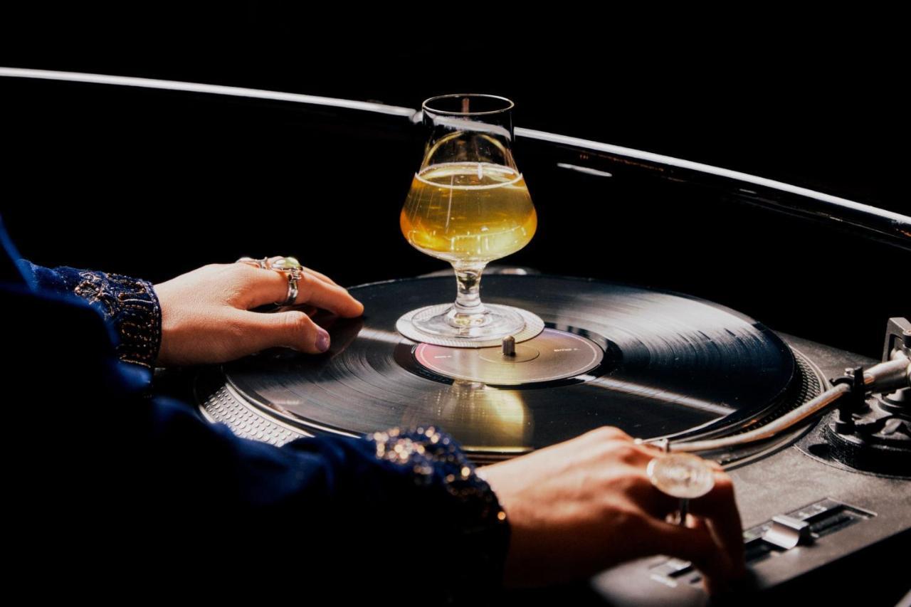 Hotel W Melbourne City Exterior foto A glass of Champagne on a turntable