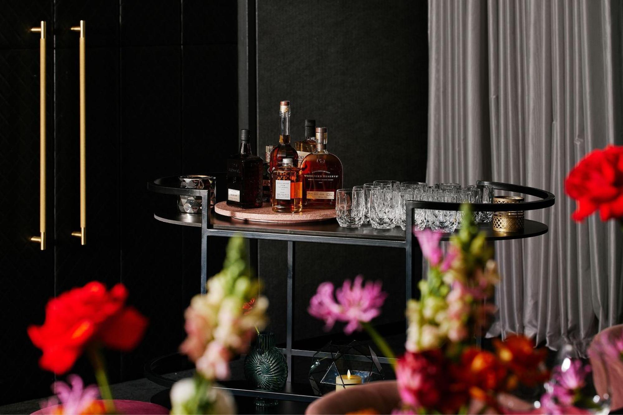 Hotel W Melbourne City Exterior foto A bar cart with a selection of spirits
